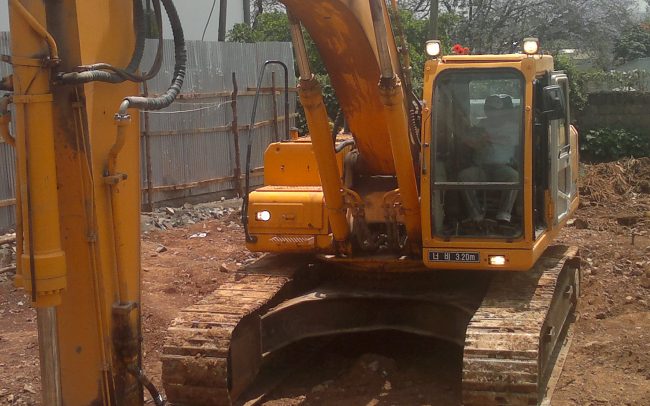 Excavator equipped with drill