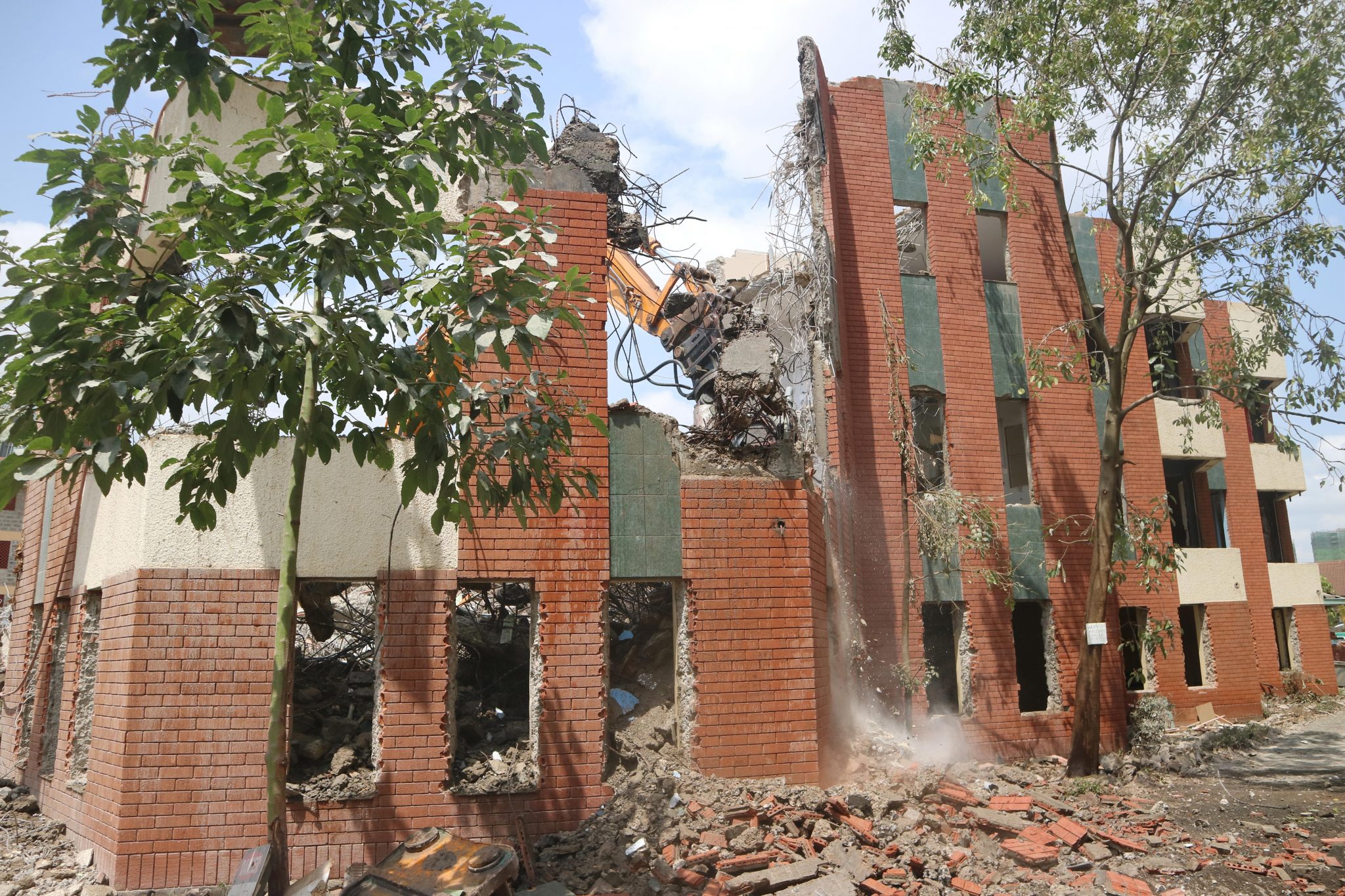 Demolition of highrise buildings using excavator rock grabbers